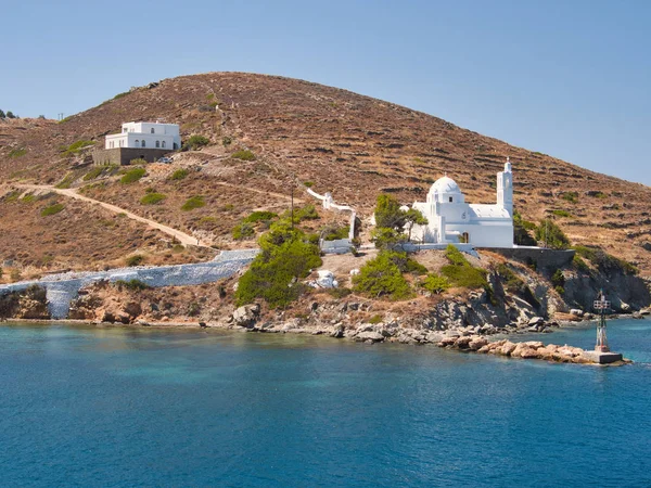 Iglesia Ortodox Blanca en la orilla del mar por la montaña — Foto de Stock