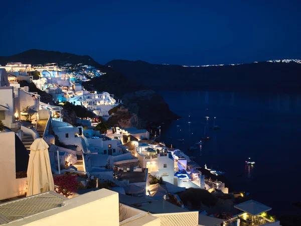 Paisagem noturna de cidade branca por mar com barco — Fotografia de Stock