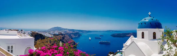 Vista pitoresca do mar azul e da igreja branca — Fotografia de Stock