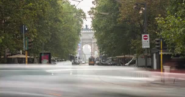 Время Движения Транспорта Трамваев Проходящих Улице Corso Sempione Милане Заднем — стоковое видео