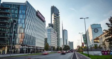 Via Melchirre Gioia'dan geçen araçlar, Piazza Repubblica ve Porta Nuova'ya yakın, Milano'nun modern sektörü 