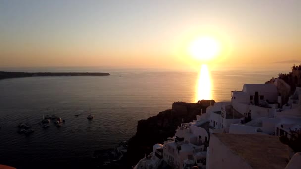 Sonnenuntergang Oia Santorini Griechenland Juli 2019 Zeitraffer Boote Der Bucht — Stockvideo