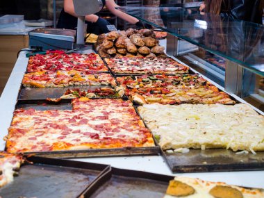 Yerel bir tezgahta satılık çeşitli pizzalar