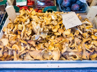 Bir marketin tezgahında ağırlıkla satılacak mantarlar.