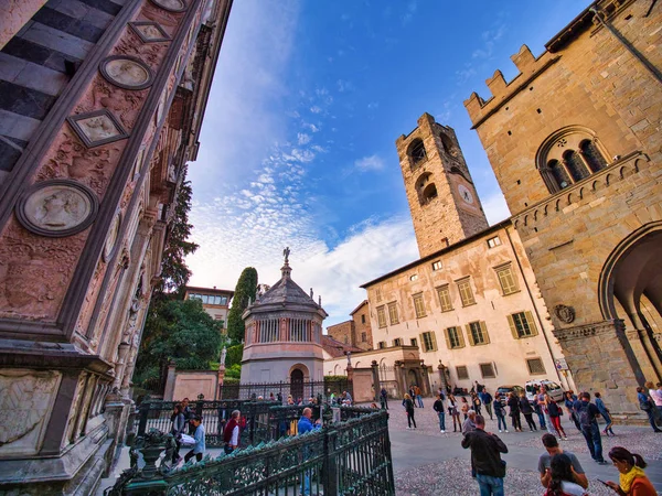 Blick auf den battistero, Glockenturm und eine Seite der Basilika Santa Maria Maggiore vom Platz des Vaters reginaldo giuliani — Stockfoto