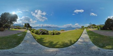 İtalya, Piedmont, Stresa 'da bulunan Lago Maggiore' un manzaralı açık yeşil bahçe parkının eşit dikdörtgen panoramik (360 derece panoramik manzara) manzarası