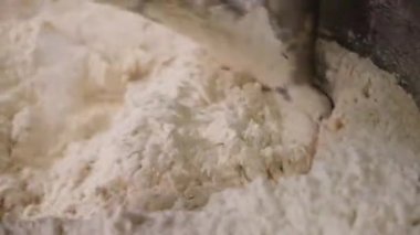 2 ' ye sokarlar. Ekmek yapma
