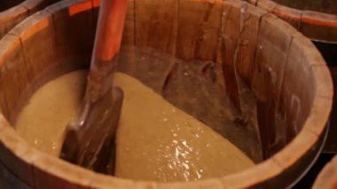 Hamur ekmeği ile müdahale eder. Ekmek yapma