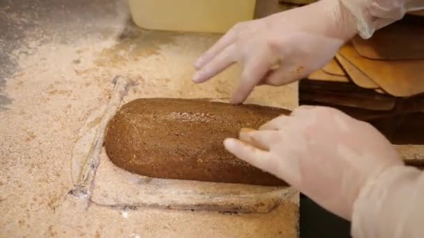 Повар Кладет Хлеб Духовку Хлеб — стоковое видео