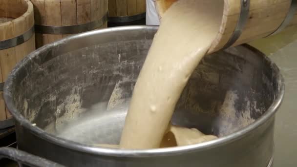 Vierte Del Barril Pan Masa Fermentada Haciendo Pan — Vídeo de stock