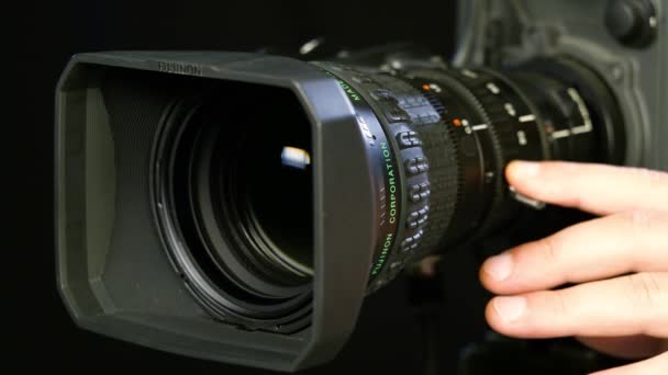Operador Controla Câmera — Vídeo de Stock