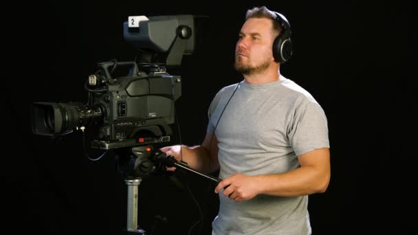 Cameraman Atrás Câmera Estúdio — Vídeo de Stock