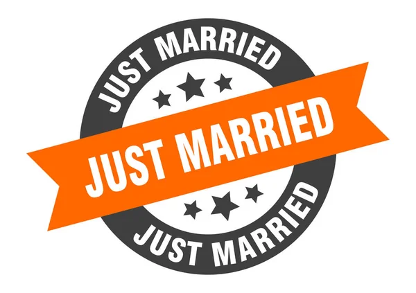 Acaba de casarse signo. etiqueta engomada de cinta redonda naranja-negro recién casada — Vector de stock