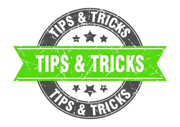 Tipps & Tricks Rundstempel mit grünem Band. Tipps & Tricks — Stockvektor