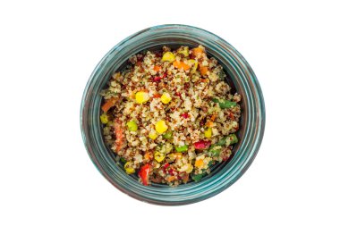 Quinoa salata kasesi ile çeşitli sebze: yeşil bezelye, havuç, Mısır, biber, maydanoz üzerinde beyaz izole. Üstten Görünüm.