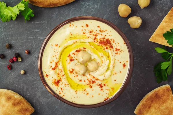 Nohut humus plaka pide, otlar, baharatlar, zeytinyağı ile. Sağlıklı vegan daldırma. Üstten Görünüm, düz yatıyordu. 