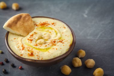 Humus kase nohut, baharatlar ve pide üzerinde gri tablosudur. Sağlıklı vegan daldırma. Kopya alanı.