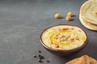 Humus kase nohut, pide, baharat, zeytinyağı ile. Orta Doğu aperatif, sağlıklı beslenme kavramı. Seçici odak. Kopya alanı.