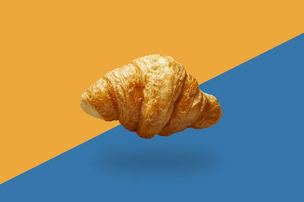 Croissant Volant Dans Air Sur Fond Jaune Bleu Minimalisme Lévitation — Photo