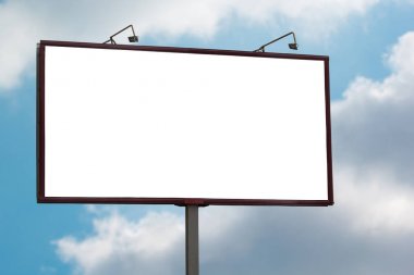 Mavi gökyüzü arka planda büyük boş billboard sahte