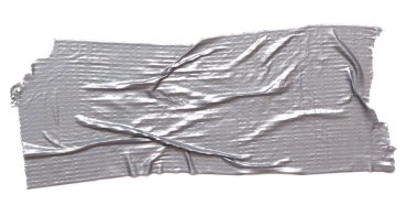 Gümüş yapışkanlı koli bandı parçası yırtılmış, beyaz arka plan üzerinde izole, closeup
