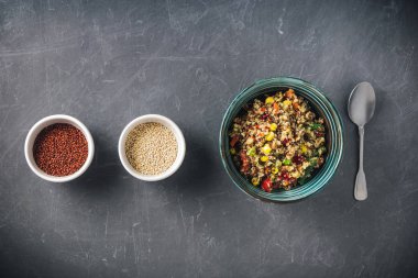 Renkli sebzeler ile Quinoa salata kase: yeşil fasulye, havuç, mısır, biber, bezelye ve kırmızı ve beyaz Quinoa tohumları ile iki bardak. Sağlıklı beslenme, vejetaryen gıda konsepti. Üst görünüm, düz döşeme, kopyalama alanı.