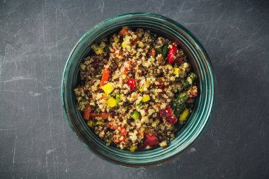 Renkli sebzeler ile Quinoa salata kase: yeşil fasulye, havuç, mısır, biber, bezelye. Sağlıklı beslenme, vegan gıda konsepti. Üst görünüm, düz döşeme, kopyalama alanı.