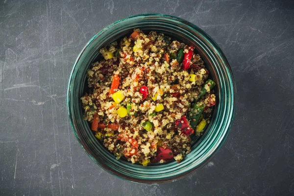 Renkli sebzeler ile Quinoa salata kase: yeşil fasulye, havuç, mısır, biber, bezelye. Sağlıklı beslenme, vegan gıda konsepti. Üst görünüm, düz döşeme, kopyalama alanı.