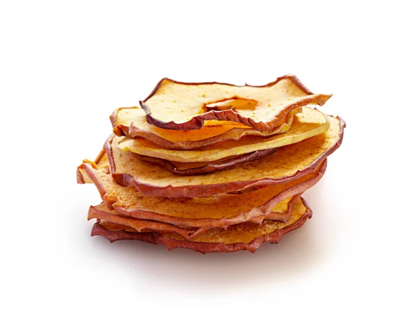 Kuru susuz elma cips beyaz arka planda izole. Ev yapımı kuru meyve dilimleri, sağlıklı sonbahar tatlı snack, Vegan Vejetaryen gıda.