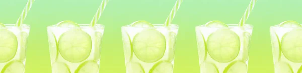 Lime Skivor Frysta Isglas Med Dricks Halm Grön Bakgrund Mönster — Stockfoto