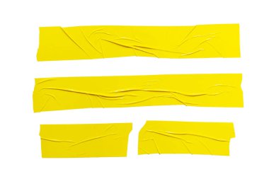 Farklı sarı yapışkan bantlar ayarlayın. Beyaz arka plan üzerinde izole yırtık buruşturulmuş sellotape parçaları