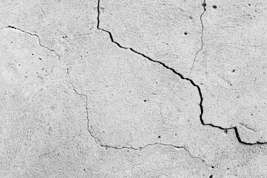 Beton duvar dokusu arka plan. Çatlaklar ve grunge arka plan olarak çizikler ile eski çimento yüzeyi. Siyah beyaz görüntü. Yatay.