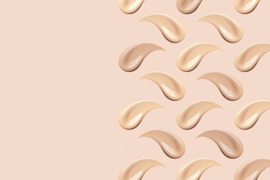 Bej arka planda makyaj lekeleri. Çıplak temel lekelerizole. Cilt tonu Bb, Cc krem doku. Sıvı baz vuruşmakyaj. Kremsi kozmetik güzellik ürün swatch desen.