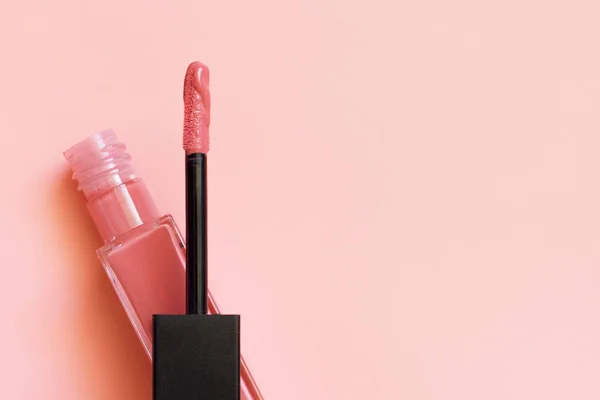 Lápiz Labial Líquido Aplicador Sobre Fondo Color Rosa Coral Tubo — Foto de Stock