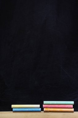 Siyah tebeşir tahtası arka planı. Ahşap çerçeve ve renk tebeşir ile Kara tahta. Tebeşir tahtası, okul tahtası dokusu. Dikey, kopyalama alanı