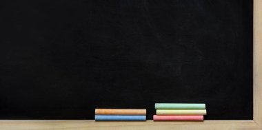 Siyah tebeşir tahtası dokusu. Blackboard woth ahşap çerçeve ve renk tebeşir arka plan. Chalkboard, okul yönetim kurulu yüzeyi. Geniş banne