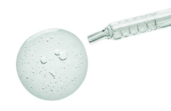 Jel serum damlave kozmetik damlalık. Kabarcıklar ve beyaz arka plan üzerinde izole bir pipet ile temiz cilt bakım sıvı doku.
