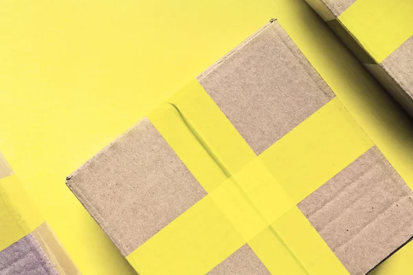 Χάρτινα Κουτιά Συσκευασίας Σφραγισμένα Κίτρινη Ταινία Κίτρινο Φόντο Παράδοση Αποστολή Εικόνα Αρχείου