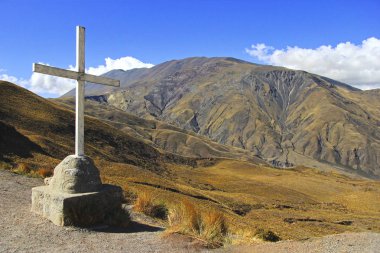 Dağlarda Arjantin büyük bir tahta haç