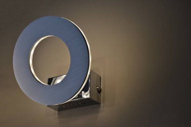 Düz arka planda şık yuvarlak duvar ışığı 