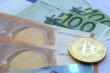 Bitcoin, yeni sanal para fiziksel sürümü. Bitcoins Euro banknot üzerinde altın sembolik sikkeleri. Exchange bitcoin. Kavram dünya çapında cryptocurrency.