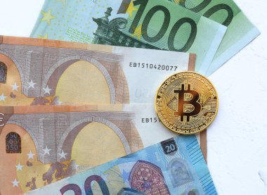 Bitcoin, yeni sanal para fiziksel sürümü. Bitcoins Euro banknot üzerinde altın sembolik sikkeleri. Exchange bitcoin. Kavram dünya çapında cryptocurrency.