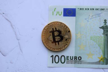 Bitcoin, sanal para. bitcoins Euro 100 banknot olarak altın sembolik sikkeleri. Exchange bitcoin. Kavram dünya çapında cryptocurrency.