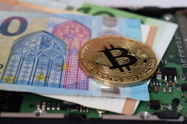 Το Bitcoin σε ένα πίνακα υπολογιστή και από το φόντο ορισμένου τραπεζογραμματίου ευρώ — Φωτογραφία Αρχείου