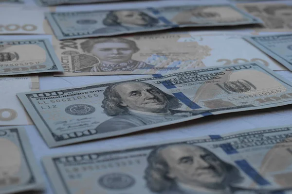 Amerikai száz dolláros bankjegy és ukrán hryvnas — Stock Fotó
