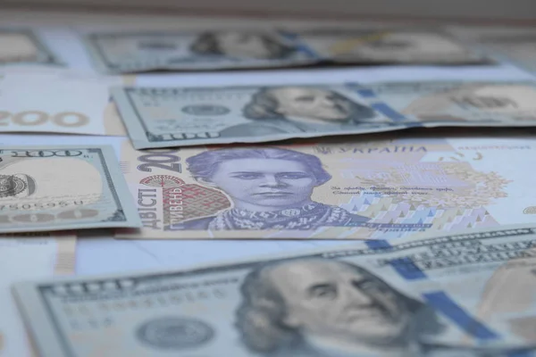 Amerykański sto dolarów banknotów i ukraiński kosztuje hrywien — Zdjęcie stockowe
