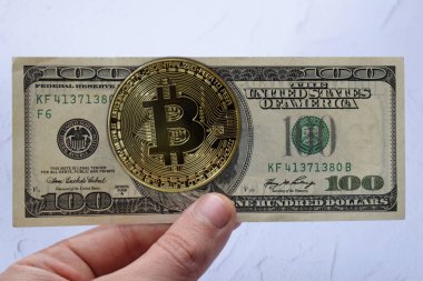 Altın bitcoin ve bize dolar elinde. Döviz Alım Satım kavramı. Kripto