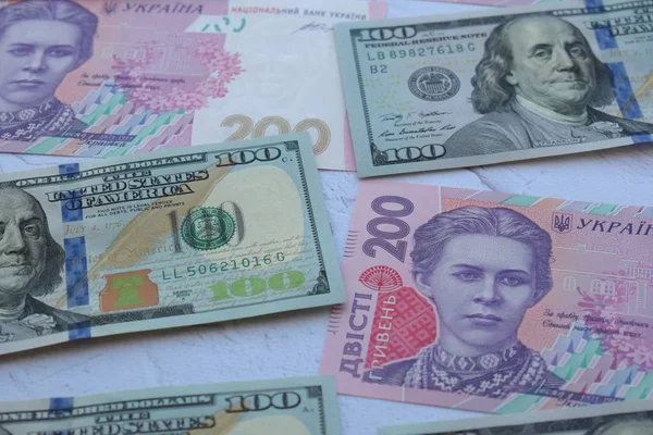 Американські Банкноти Сто Доларів 200 Української Гривні Гроші Фону Концепція — стокове фото