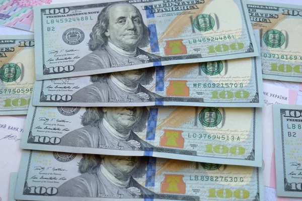 Amerikanska Hundra Dollar Sedlar Och Ukrainska 200 Hryvnian Pengar Bakgrund — Stockfoto