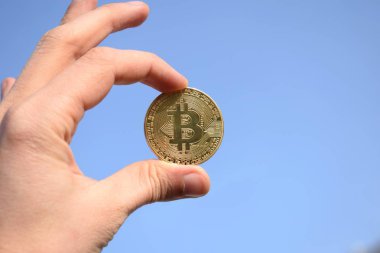 Bitcoin para el, mavi gökyüzü arka plan
